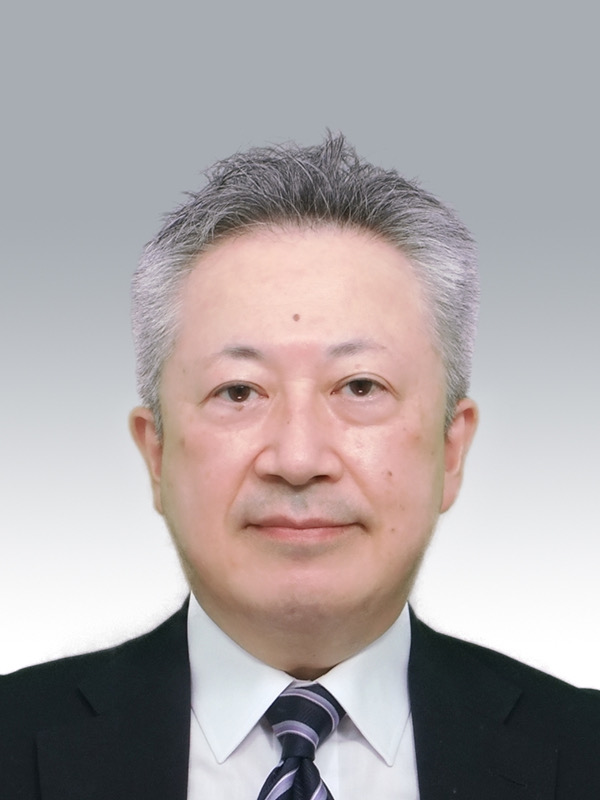 診察室で笑顔で話を聞く桑園メンタルクリニックの院長